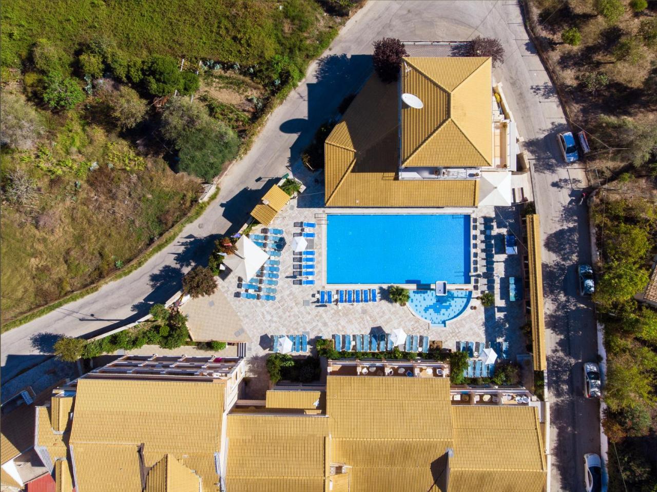 Kavos Plaza Hotel Exterior foto